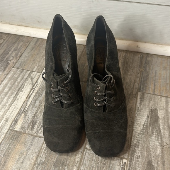 Tory Burch Black Lace Up Suede Booties Ankle High 4.5 inch Heel Boots Size 8 - Picture 2 of 5
